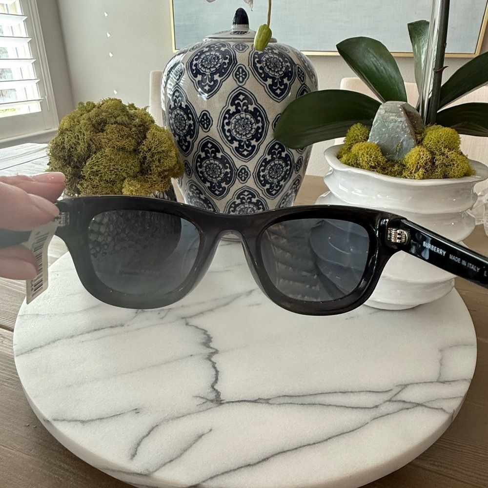 NWT Burberry Eyewear Sidney 
oversize frame sunglasses no case - Picture 5 of 7